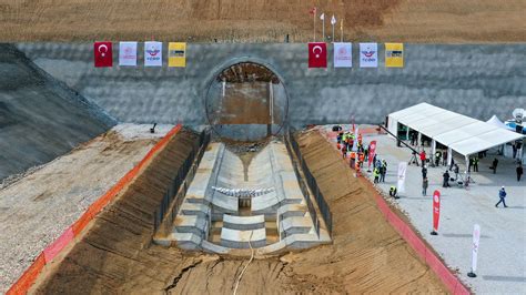 A­n­k­a­r­a­-­İ­z­m­i­r­ ­Y­H­T­ ­p­r­o­j­e­s­i­n­d­e­k­i­ ­T­ü­r­k­i­y­e­­n­i­n­ ­e­n­ ­g­e­n­i­ş­ ­T­B­M­ ­t­ü­n­e­l­i­n­d­e­ ­ı­ş­ı­k­ ­g­ö­r­ü­n­d­ü­